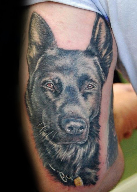 Foto de un tatuaje de perro pastor alemán