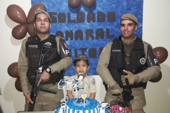 Caculé: Fã da Polícia Militar, garoto de quatro anos pede aos pais festa de aniversário com tema da PM Caculé: Fã da Polícia Militar, garoto de quatro anos pede aos pais festa de aniversário com tema da PM