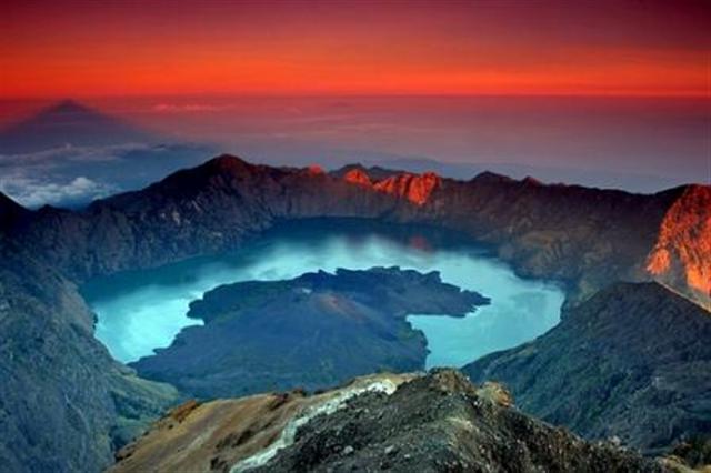 Mount Rinjani Sunrise, Indonesia Mount Rinjani Sunrise, Indonesia