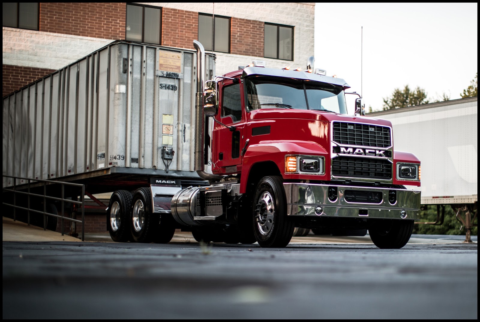 Грузовик 75. Mack Trucks. Mack f700. Mack тягач 6x6 Дискавери. Капотный седельный тягач Mack.