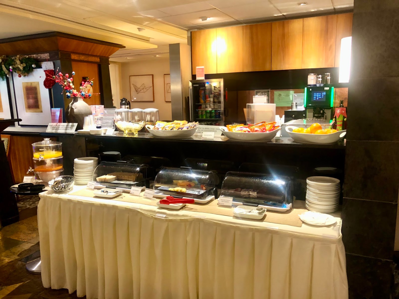 GREAT EATS HAWAII QANTAS LOUNGE HONOLULU AIRPORT