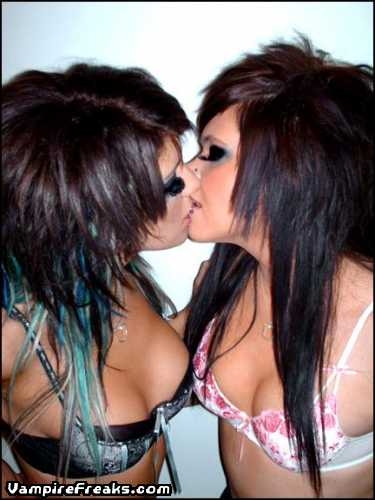 Hot Emo Lesbians Kissing 88