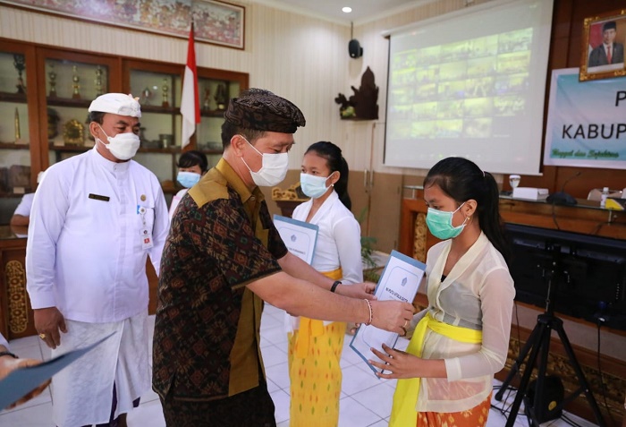 2.605 Siswa Klungkung dapat Beasiswa Miskin di Hardiknas