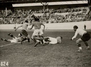 Italia - Uruguay, 1928. Alfredo Pitto, a sinistra con la fascia in fronte, spazza l'area italiana.
