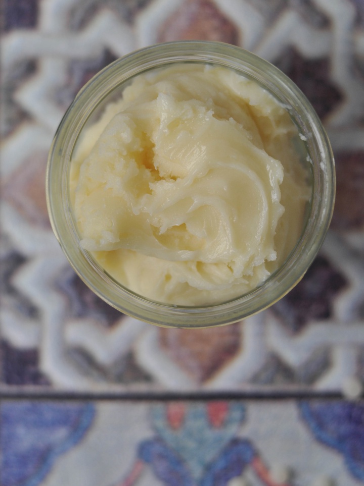 easy DIY Body Cream with honey, not too rich and perfect to pamper your skin this fall