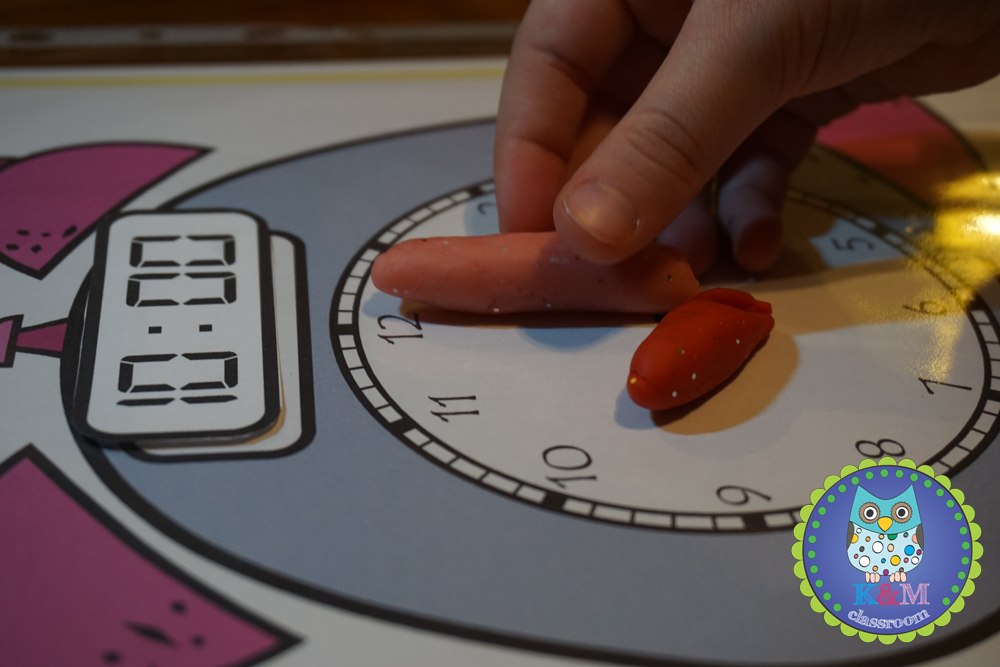 Telling Time by the Hour, HalfHour, Quarter Hour CCSS 1.MD.B.3 and a