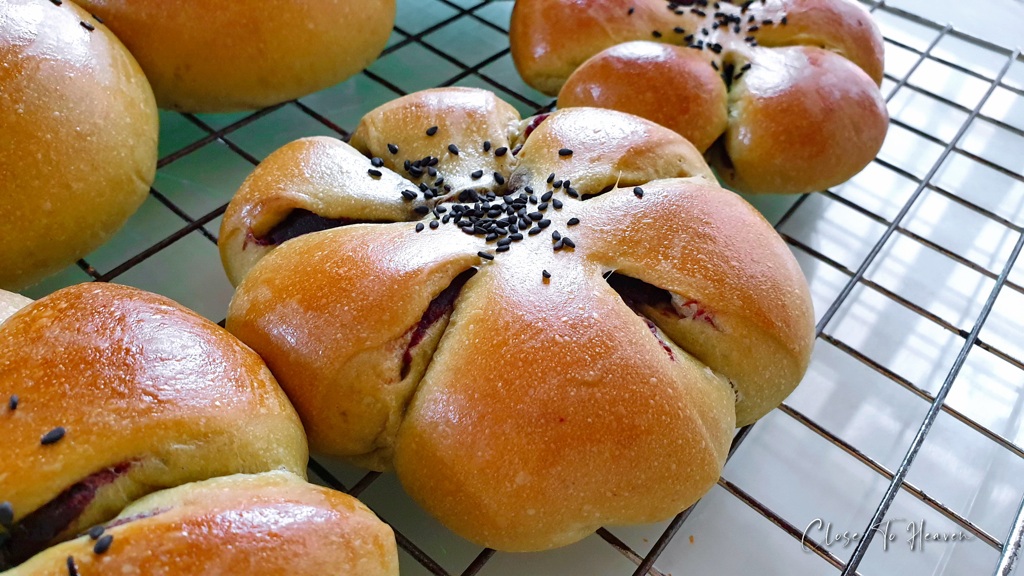 Green tea buns with red bean filling ขนมปังชาเขียวไส้ถั่วแดง