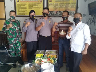 Acara Sederhana Kenaikan Pangkat Kapolsek Tegal Ampel Bondowoso. Acara Sederhana Kenaikan Pangkat Kapolsek Tegal Ampel Bondowoso.
