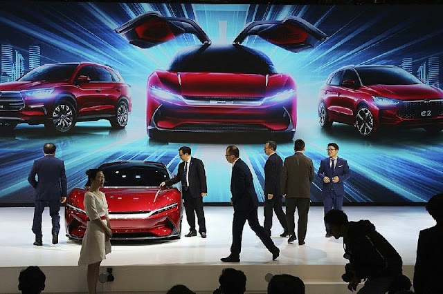 Automobile : le groupe BYD dépasse Volkswagen et devient 1er en Chine