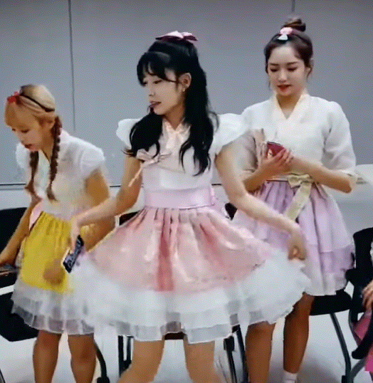 옛날부터 밀고있던 에이프릴 전매특허인 이 인사법 | 인스티즈