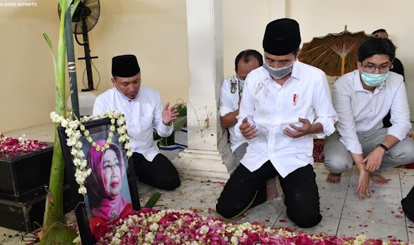 Momen Jokowi Kuburkan Jenazah Ibunda, Menangis dan Pakai Masker