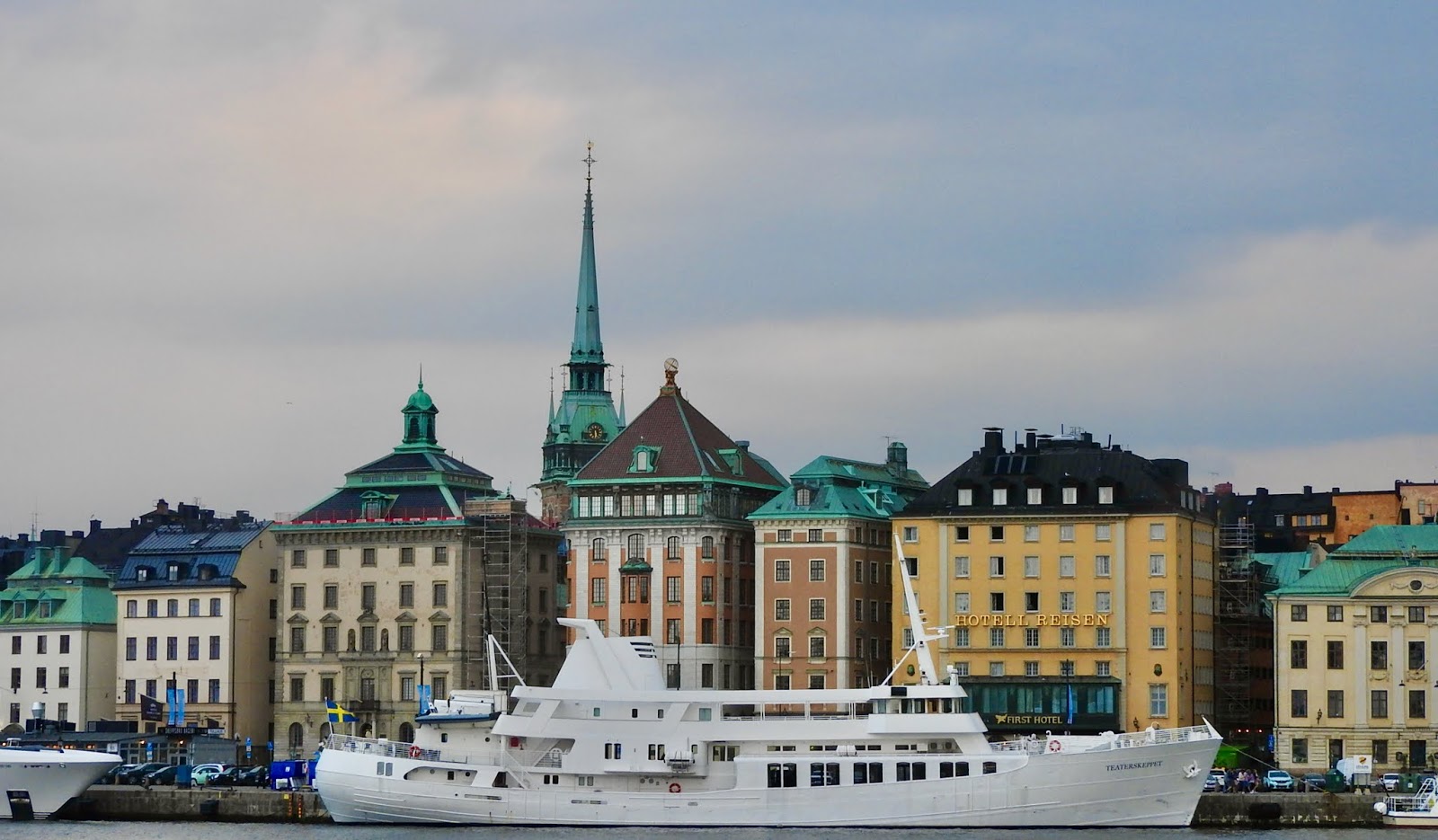 スケップスホルメン橋の金色の王冠Gilded Crown on Skeppsholmen Bridge