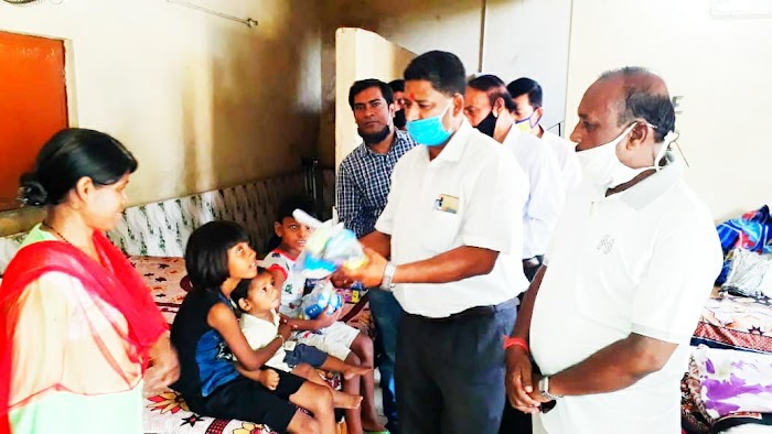 जमशेदपुर (झारखंड) : लायंस क्लब जमशेदपुर ने गरीबों की ली सुध,भेंट की दैनिक जरूरतों की वस्तुएं