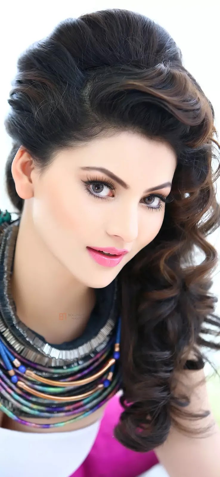 Best 85+ Urvashi Rautela Hottest High-Resolution Mobile Wallpapers [HD]