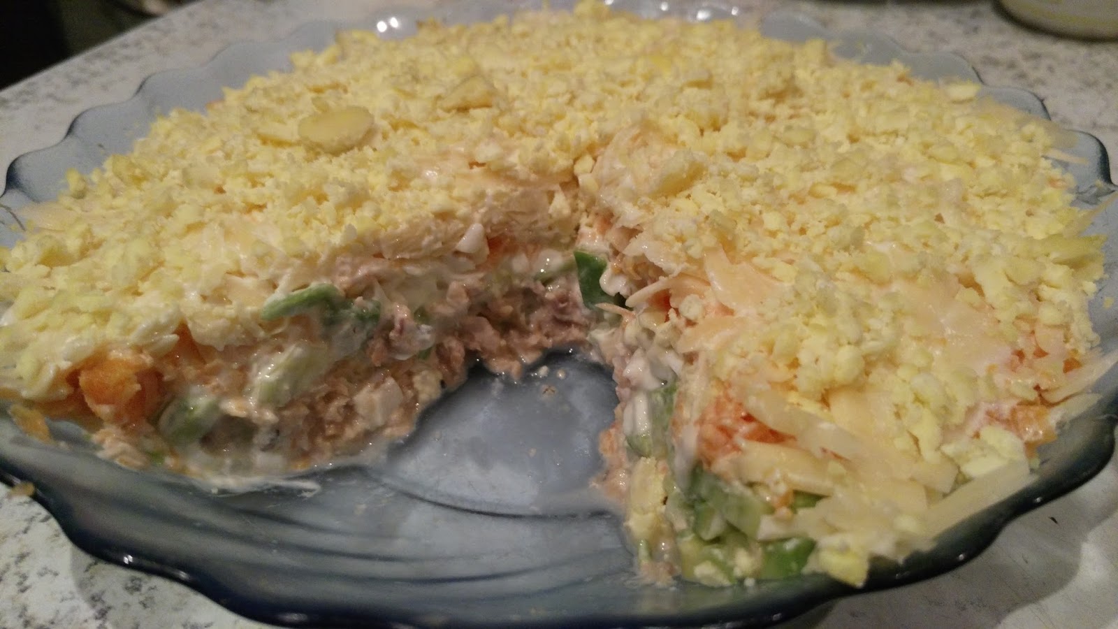 салат из горбуши. салаты из рыбных консервов горбуши. салат из горбуши. слоеный салат с горбушей. салат из консервы горбуши.