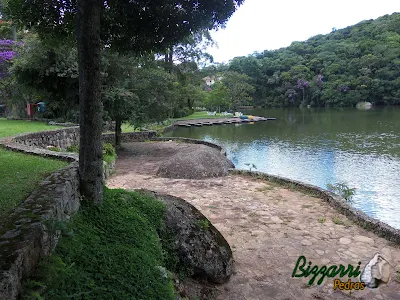 Construção de lagos com vários muros de pedra rústica. No passeio em volta do lago, entre um muro de pedra e outro, o piso com pedras rústicas cacão de São Carlos.