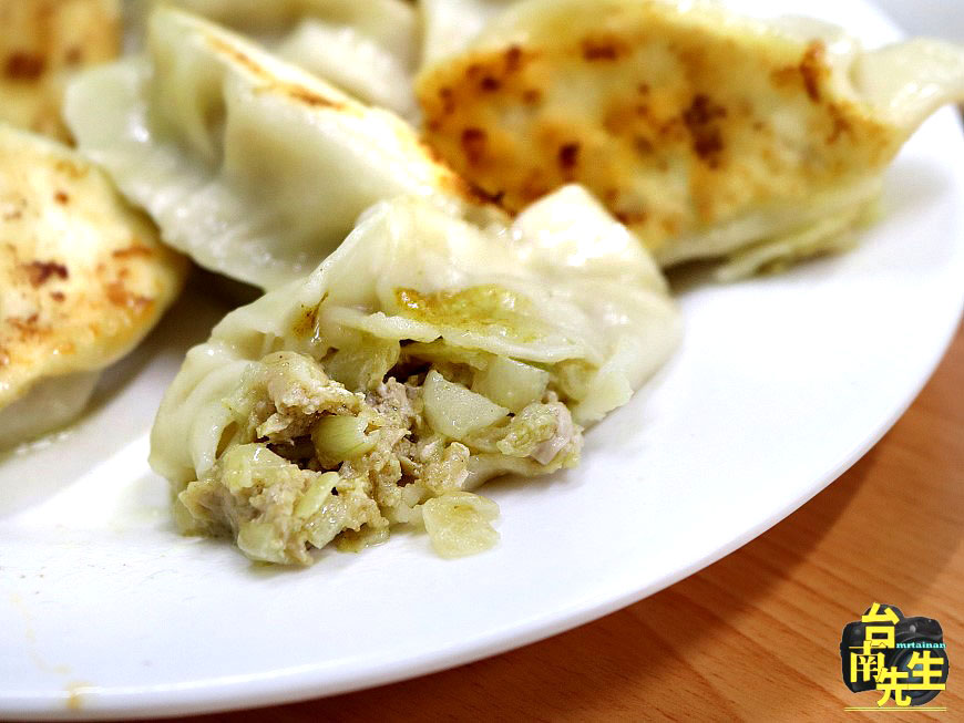 台南煎餃／1人小店現點現煎／霸王級尺寸挑戰台南最大顆／手工現包自製麵皮與內餡／親自上市場採買食材／獨家特調香辣醬／價格親民100元吃飽吃滿還有找