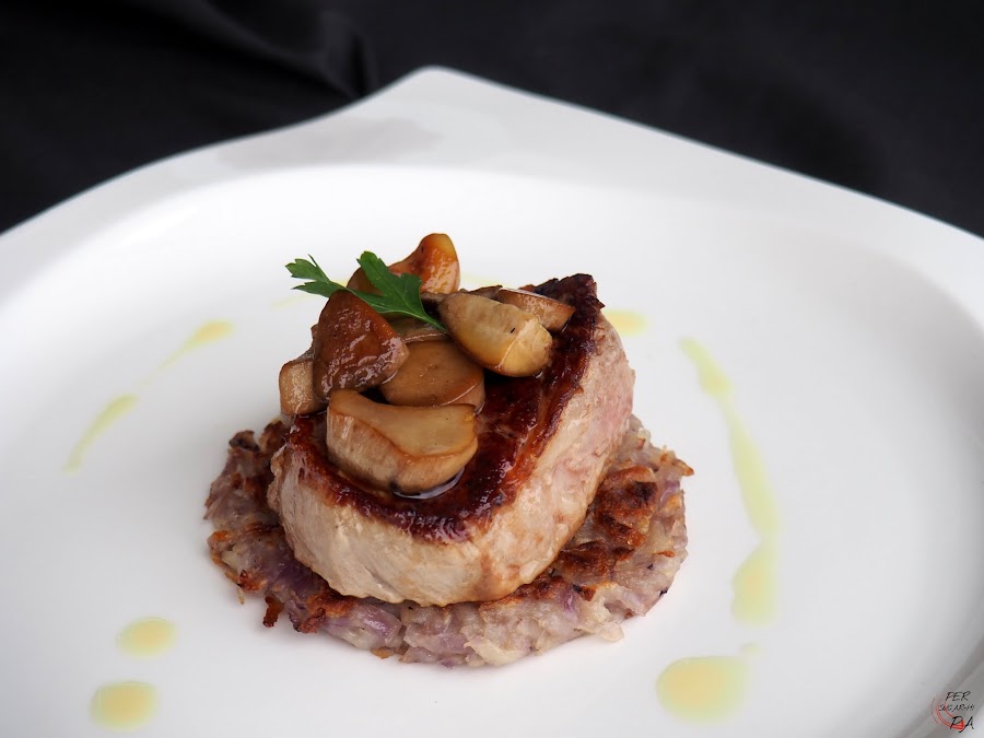 Solomillo de ternera a la plancha, con rosti de patatas violetas y pil-pil de ceps (boletus edulis)