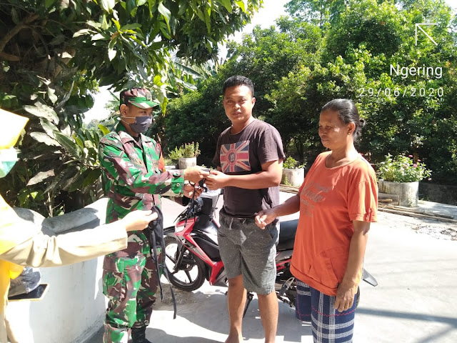 Babinsa Koramil 10/Gantiwarno Sosialisasi Pemakaian Masker   