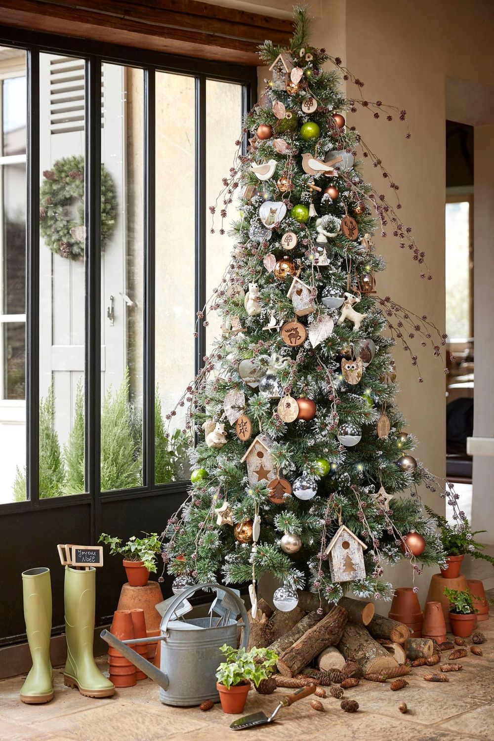 Декор низа елки. Декор елки внизу. Корзина под елку плетеная. Декорируем елку внизу. Украсить низ елки.