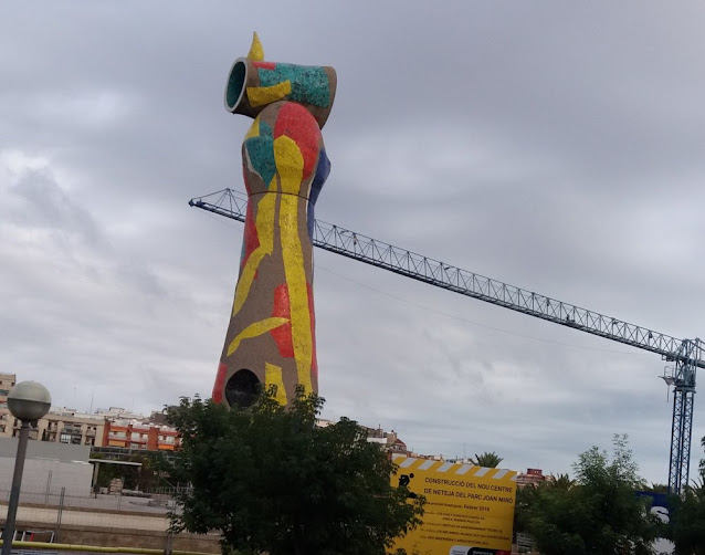 escultura Mulher e Pássaro de Joan Miró em Barcelona