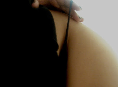 Imagem da Amante do blog Transpondo_nus fazendo pose de calcinha de renda preta, citada no texto "Reflexões libidinosas da Amante".