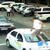 Revoltado, vereador passa por cima de carro parado na faixa de pedestres; veja o vídeo