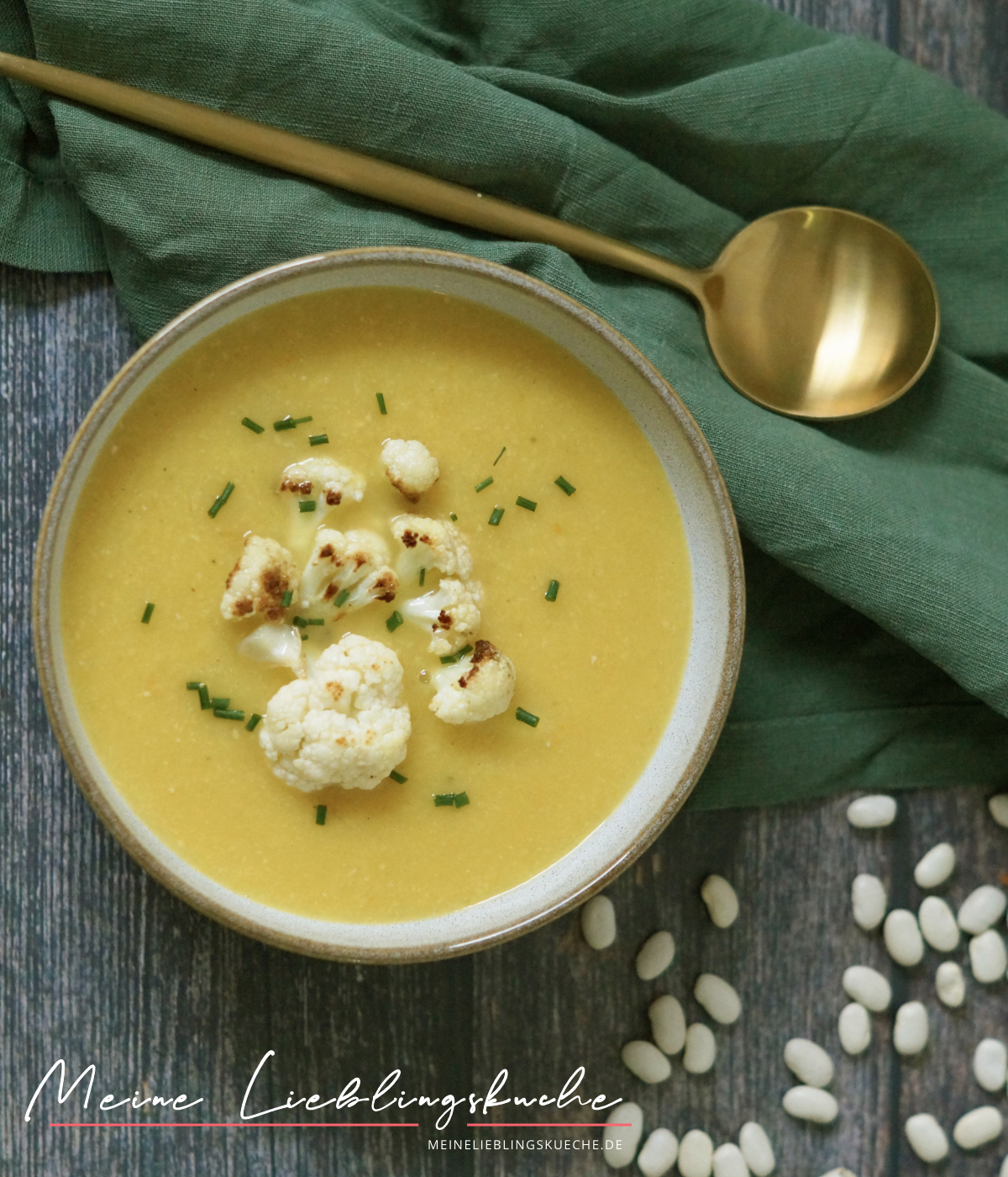 Cremige Blumenkohl-Suppe mit weißen Bohnen