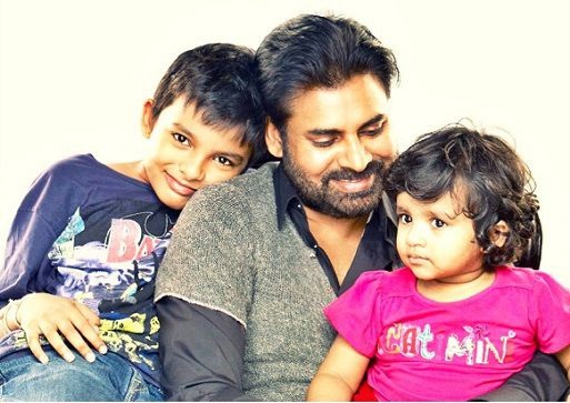 Pawan Kalyan bersama anak-anaknya