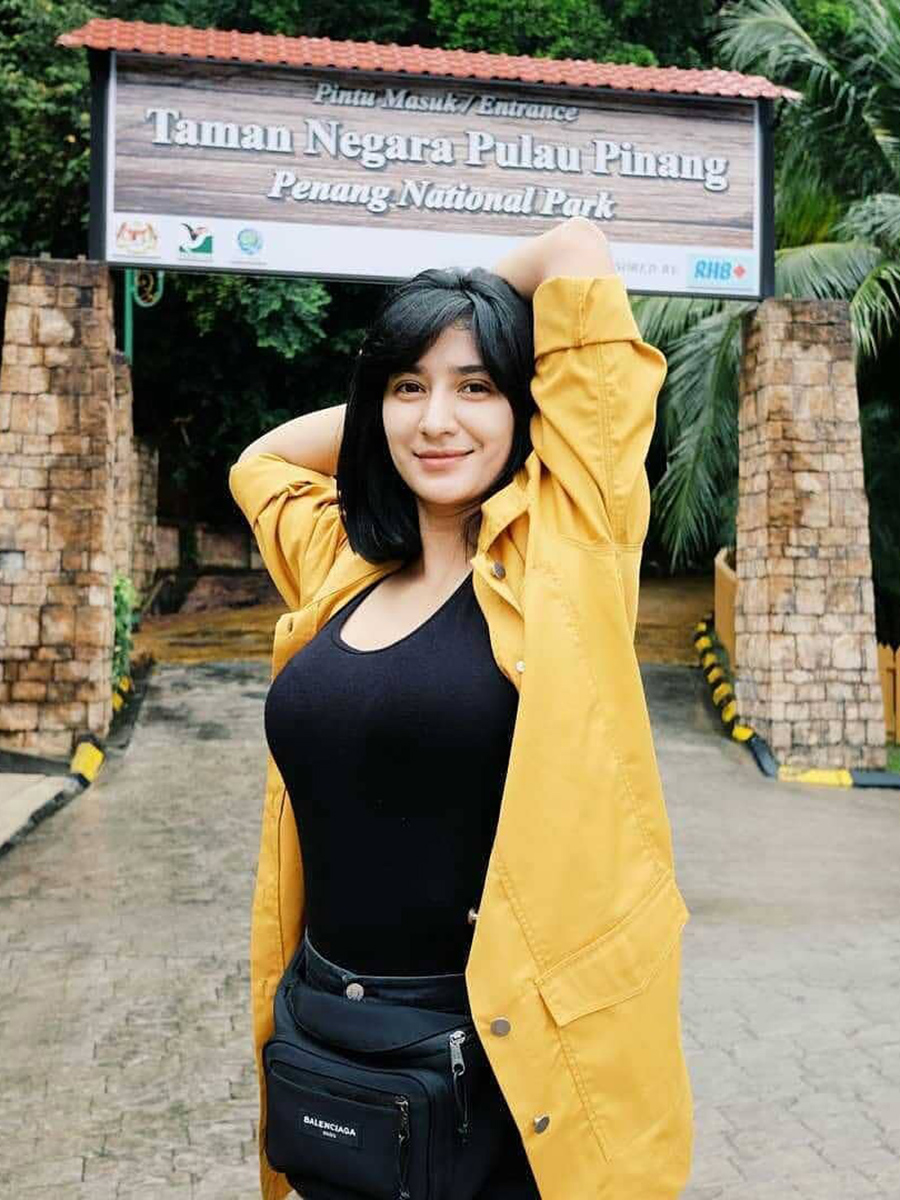 Fanny Ghassani liburan ke hutan