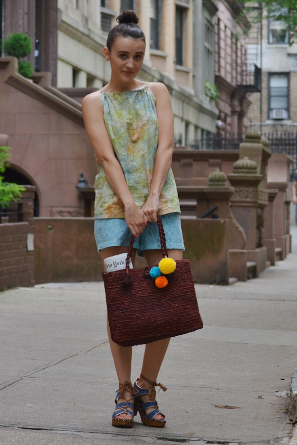 New England Romance: DIY Pom Poms for Summer&#39;s Straw Bag