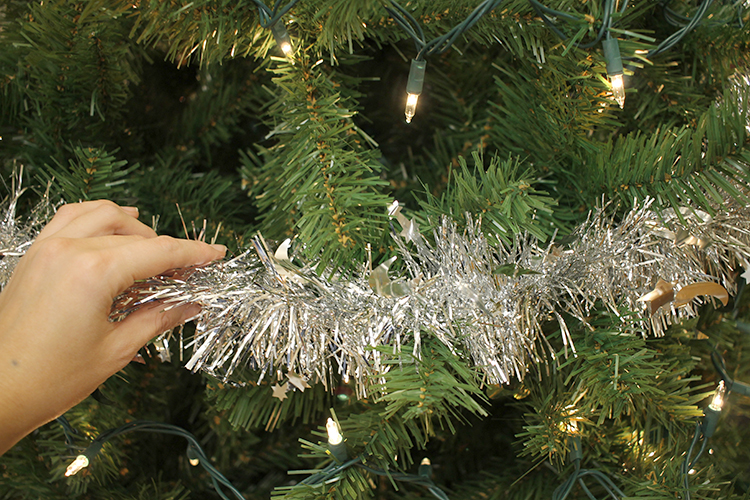 How to decorate the perfect Christmas tree in 10 steps (and dismantle
