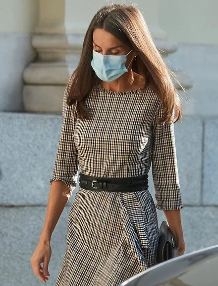 Queen Letizia wore a checked dress from Pedro del Hierro, and black pumps from Manolo Blahnik, and a belt from Burberry. Carolina Herrera