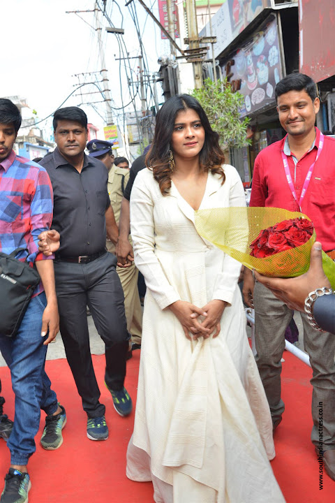 Hebah Patel launches B New Mobile Store at Tenali