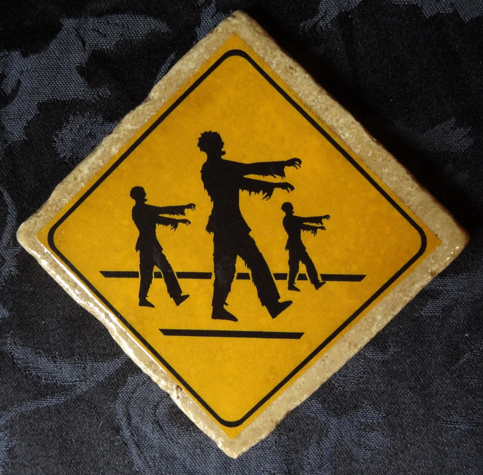 Осторожно зомби. Знак осторожно. Табличка осторожно зомби. Дорожный знак зомби.