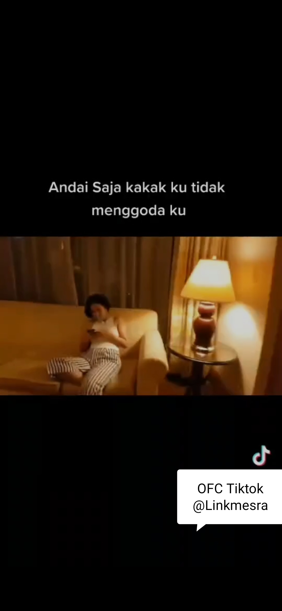 Andai kaka ku tidak menggodaku. Kakak menggodaku. Kakak menggodaku. Andai kakaku tidak menggodaku waktu itu tele. Kakak menggodaku.