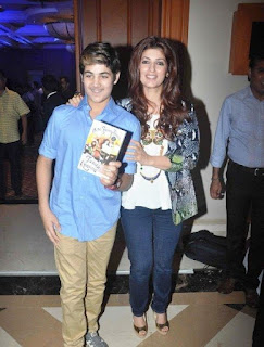 Twinkle Khanna dengan putranya