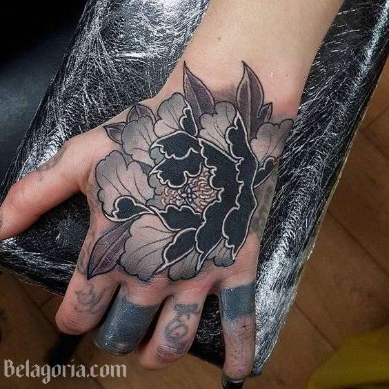 Foto de una mujer con un tatuaje de clavel
