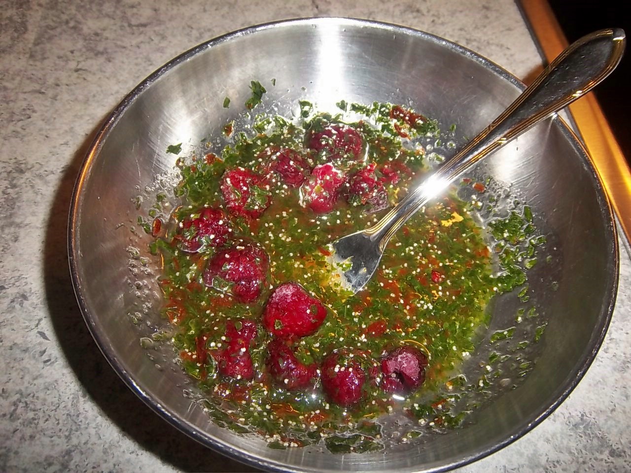 Thunfisch Carpaccio mit Himbeerdressing und Sesam Crostini