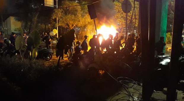 Demo Mahasiswa Makin Rusuh, Pos Polisi Palmerah Timur Terbakar