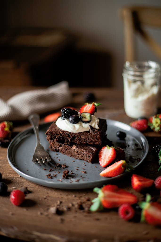 Sahnewölkchen: Fudgy Brownie Rezept - getoppt mit leichter Quarkcreme ... Sahnewölkchen: Fudgy Brownie Rezept - getoppt mit leichter Quarkcreme ...