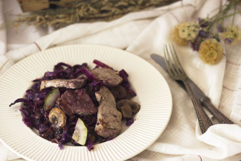 Solomillo con lombarda, champiñones y calabacines