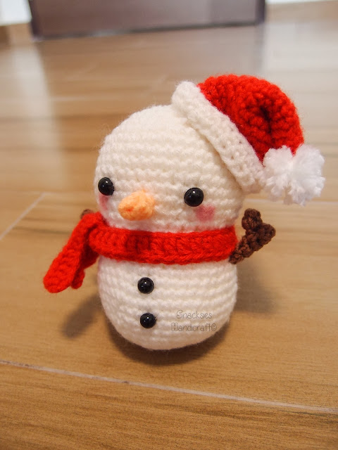 crocheted snowman amigurumi