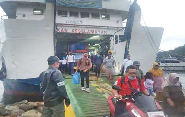penurunan penumpang di pelabuhan penyeberangan Teluk Bungus
