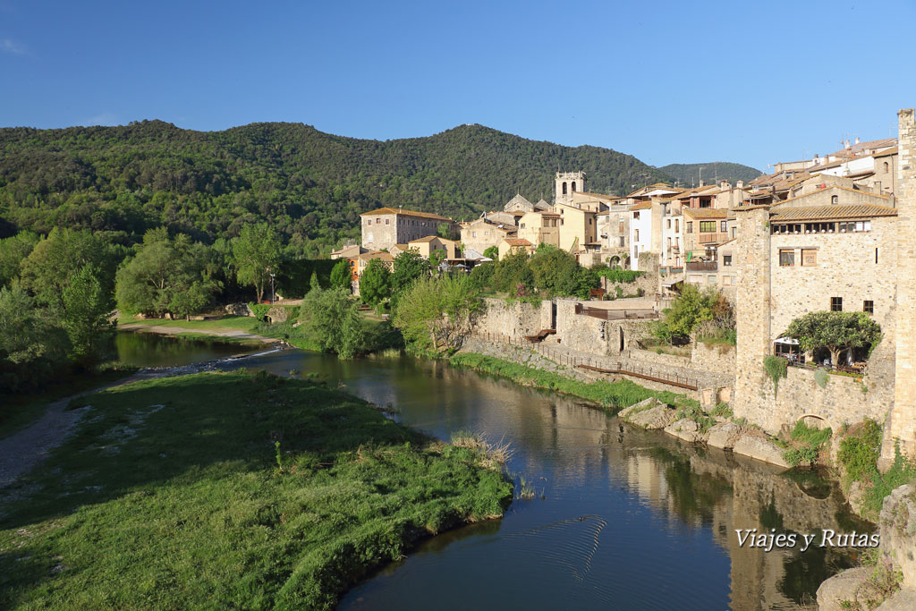 Puente viejo sobre el río Fluviá de Besalú, Girona