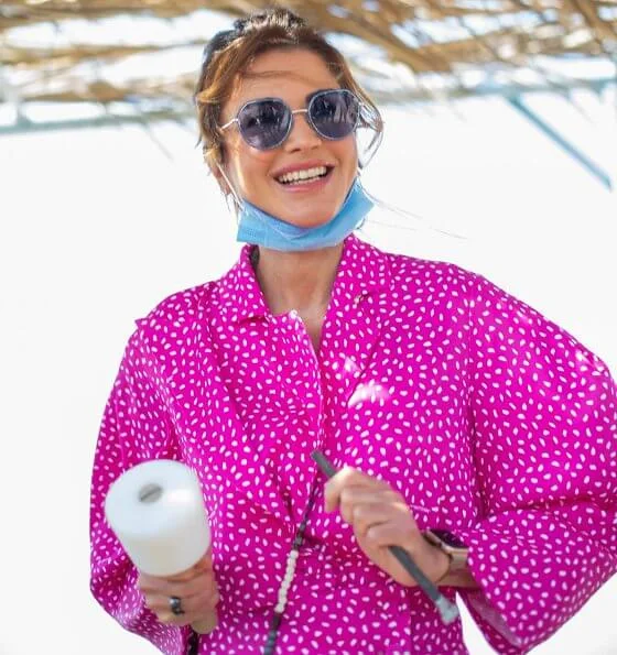 Queen Rania wore a new printed-satin pink blouse by Off-White. Princess Iman wore superstar training shoes running white sneakers by Adidas