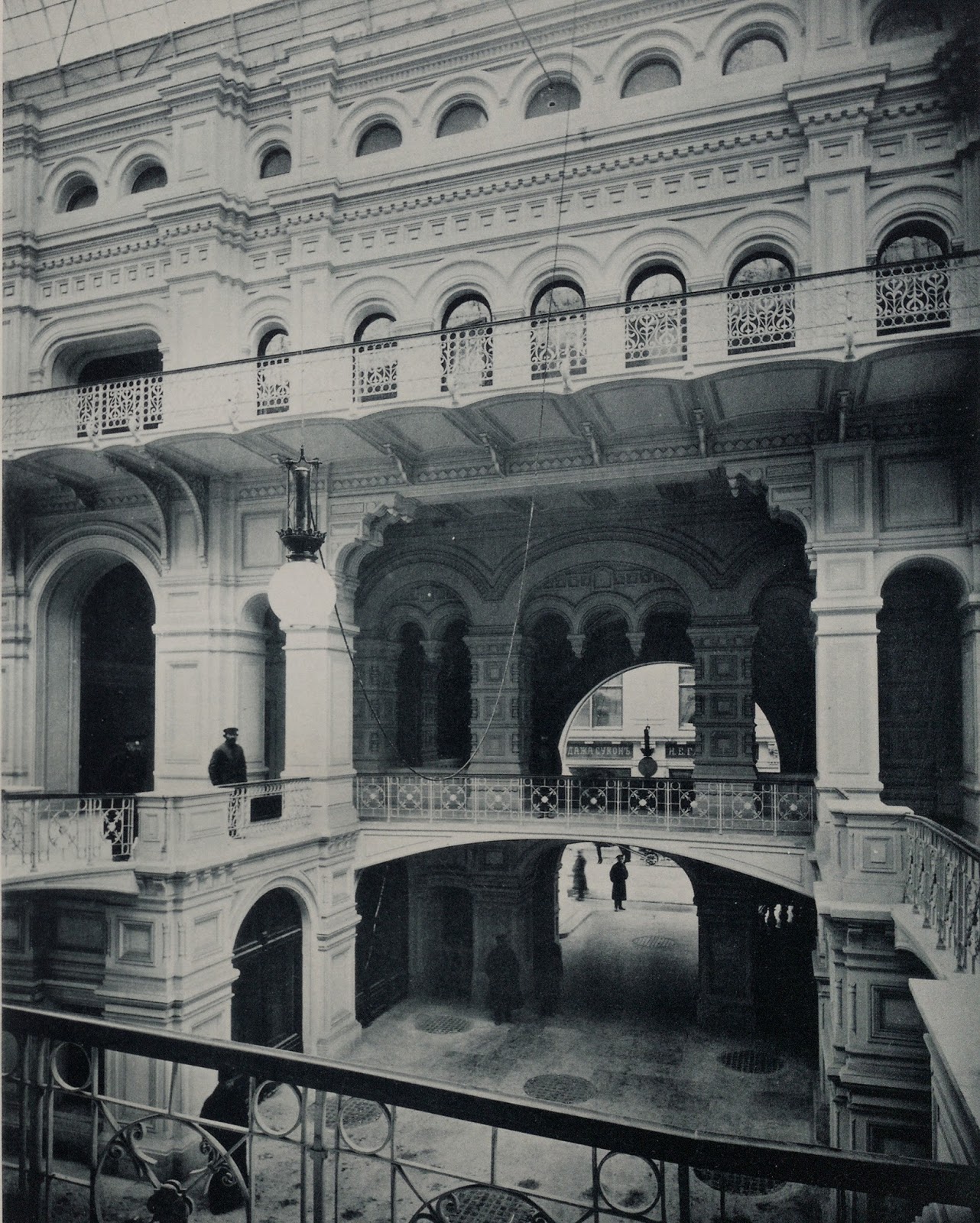 ГУМ 1893 год. 1893 Верхние торговые ряды в Москве. ГУМ/Верхние торговые ряды в Москве (1890 — 1893) Архитектор. Торговые ряды Бове ГУМ