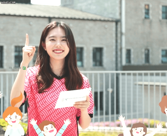 [연예] [움짤]         축구 유니폼 입은 김소혜 -  와이드섬