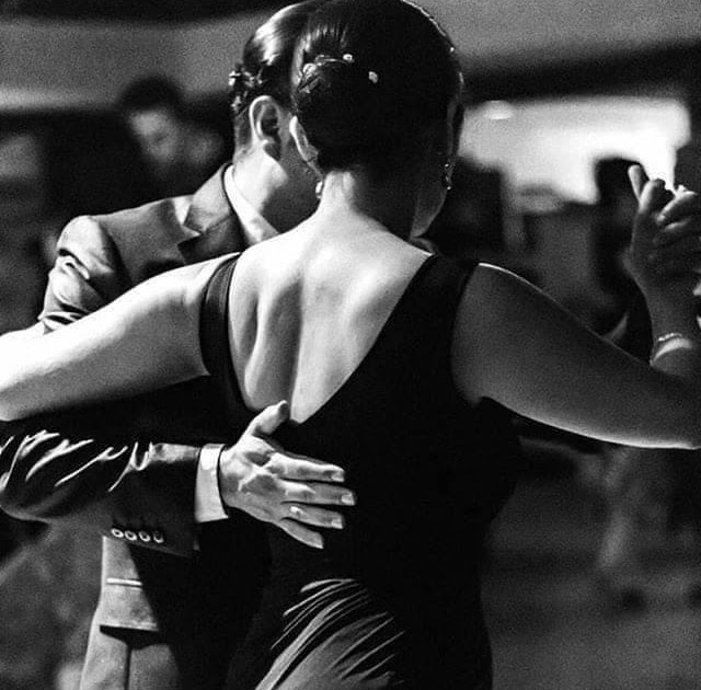 Танго трансляции. Аргентина 1950 танго. Пара танцует. Страстный танец. Пара танцует танго.