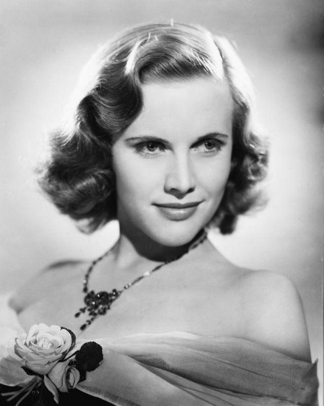 20 Fascinating Black and White Photos of Honor Blackman When She Was Young in the 1950s and